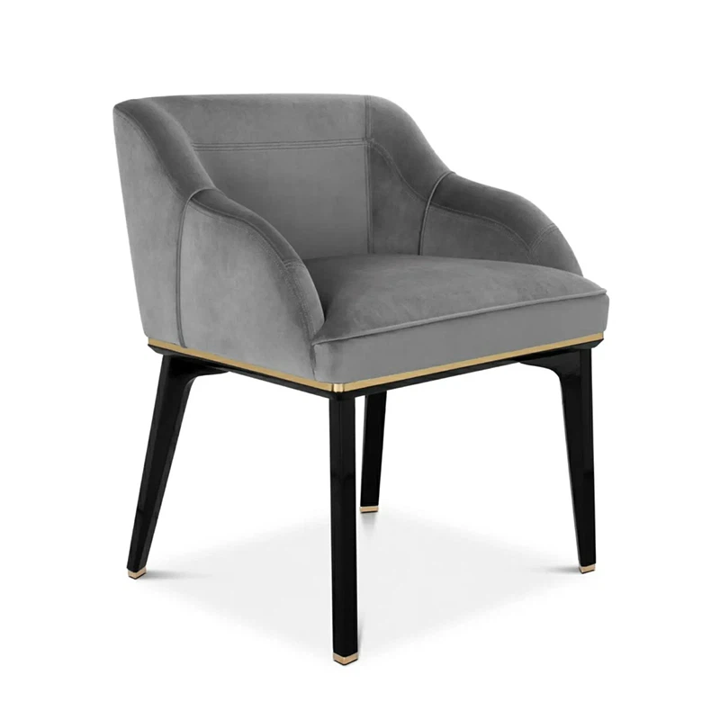 Valkoiset modernit ruokasalin tuolit